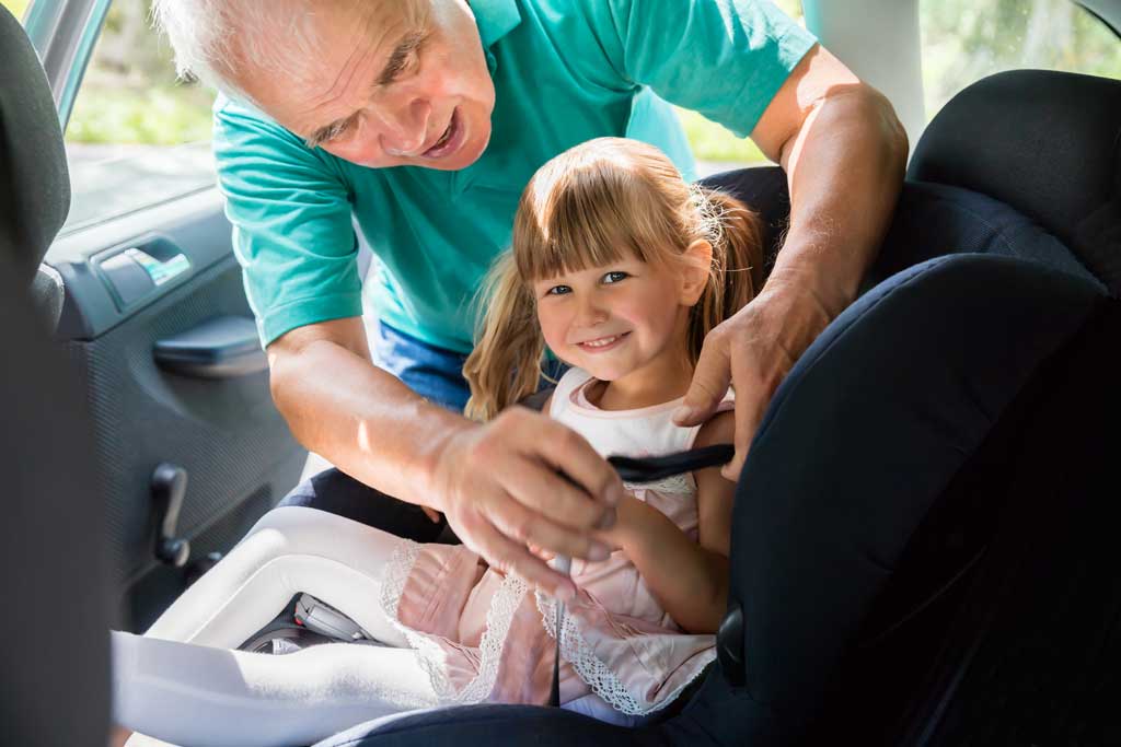 Nonno-bambino-allacciato-nel-seggiolino-auto-come-badante Nonno-bambino-allacciato-nel-seggiolino-auto-come-badante